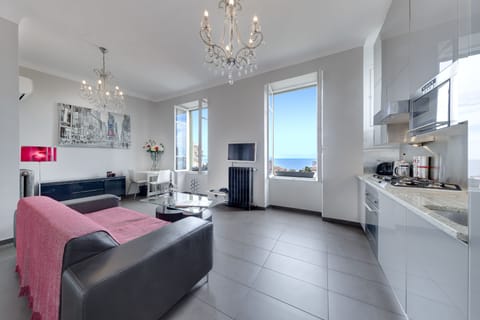Interior designed, spacious, airy living just a 5 mins walk to Cafe de Paris!