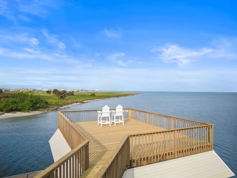 Welcome To Bay Vista - Expansive Water Views