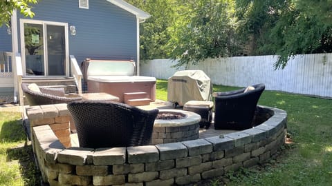 Backyard w/gas fire pit, gas grill and hot tub