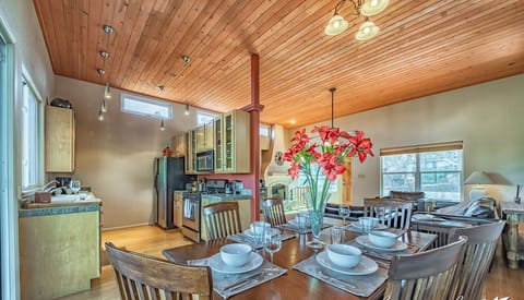 Dining area (main level)