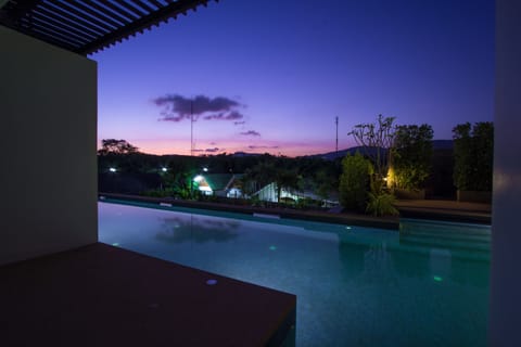 E Honeymoon Studio with Pool Access 