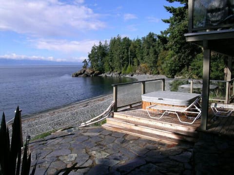 Hot tub perfection, close to the beach and close to the garden level bathroom.