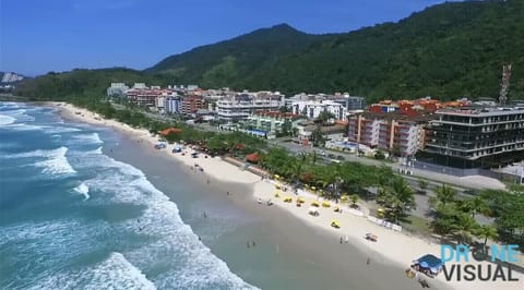Praia a 5 minutos andando do apto 