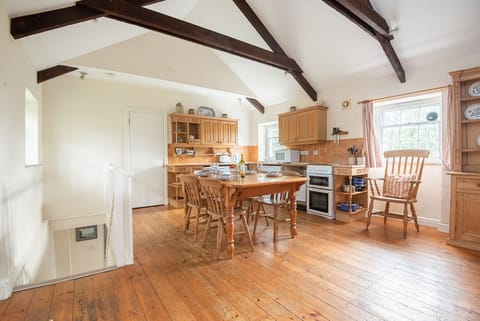 Kitchen & dining area