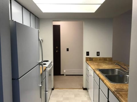 KP101APT5 - Kitchen and Front Door