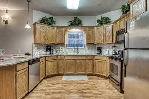 Smoky Mountain Chalet - Sunset Passion - Fully furnished kitchen with granite countertops and stainless steel appliances