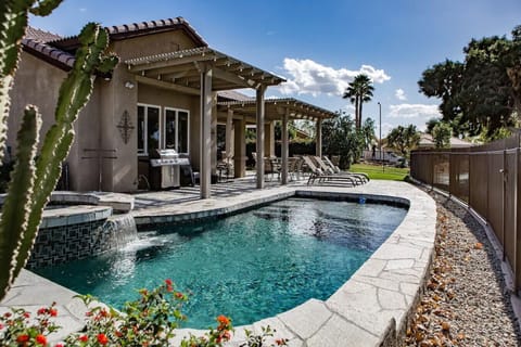 Entertainers Dream on The Golf Course
Pool, Spa, Lawn and plenty of seating