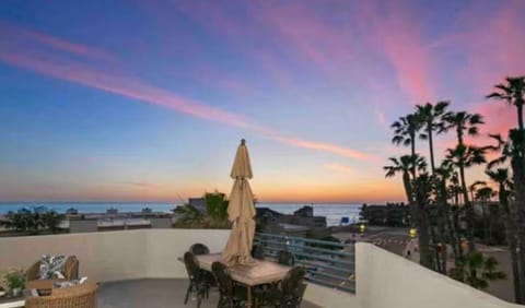 Ocean View Roof Deck One minute from Buccaneer Beach