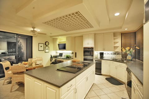 Eat-in kitchen with ofc area, broadband wifi, computer and dedicated fax