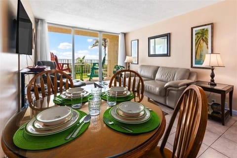 206 dining/living room
