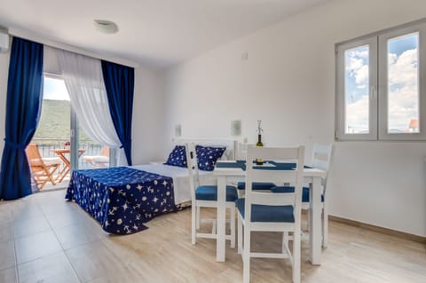 Bright and spacious apartment with terrace.