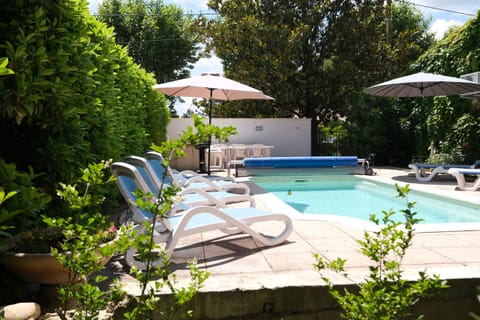 MOURIÈS Alpilles Provence vacation rental, comfortable house for rent for 8 people. Online reservation with Plaisirs & Maisons de Provence terrace
