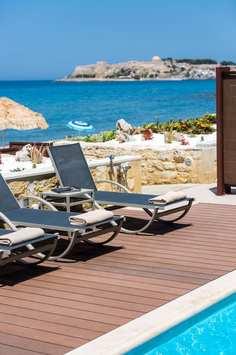 Private pool exactly in front of sandy beach!