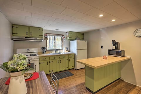Kitchen & Dining Area | Cooking Basics Provided