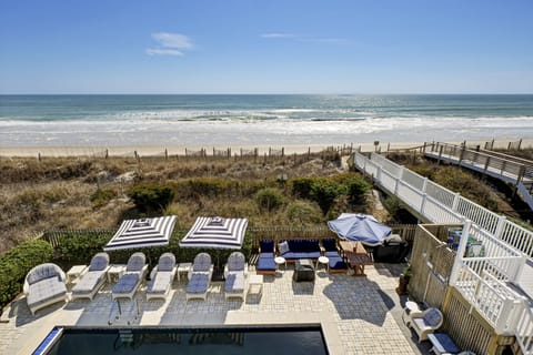Relaxing times enjoying the sun, private pool and private access to the beach