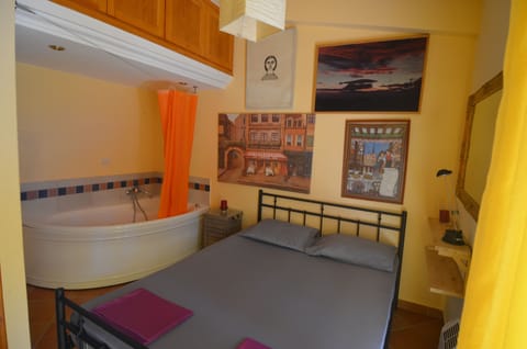 The master bedroom with the zaccuzi