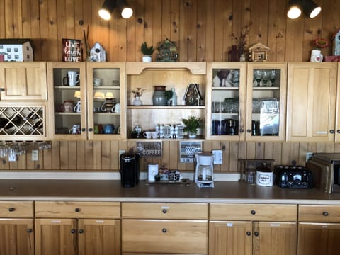 Keurig, 2 drip coffee, electric kettle...well stocked kitchen.