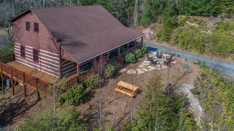 Secluded luxury log cabin but close and convenient to everything!
