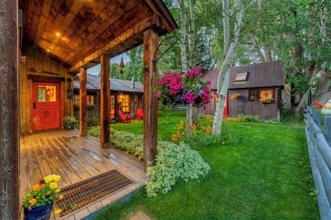 UNWRAP A FAIRYTALE. In town. Hot tub on creek.Featured in magazines/HGTV
Private