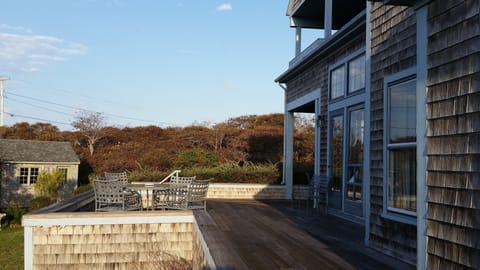 Grill & outside dining or lounging.