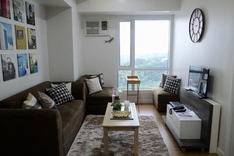 Gorgeous Luxury Condo on the Hills