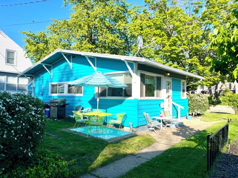 Cottage with Patio tables, Umbrella, and Gas Barbecue Grill