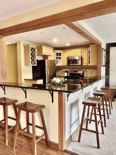 Kitchen with breakfast bar for 5