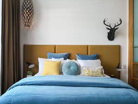Top floor sun-bathed bedroom. Luxurious super-king bed, quality linens, smart TV