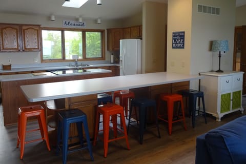 Counter seating for eight