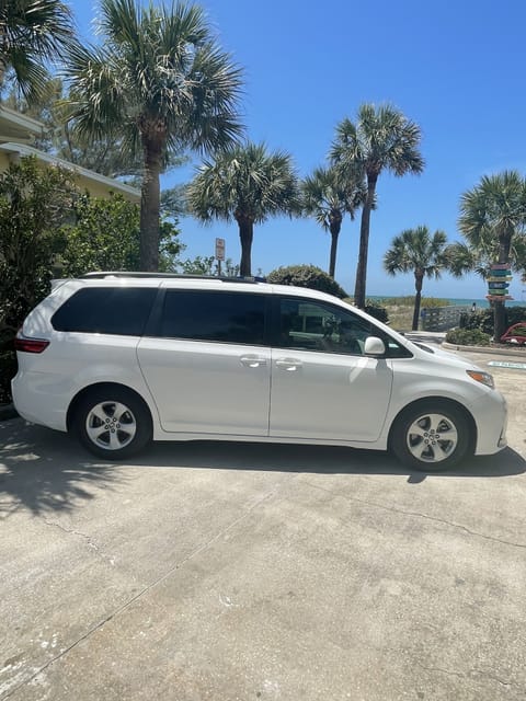 Toyota sienna available at Tampa or ClearWater (pie) airport