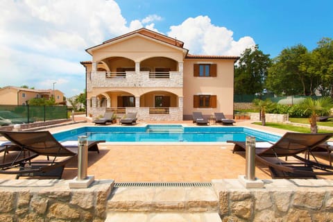 Villa Zora, private pool, spacious surroundings