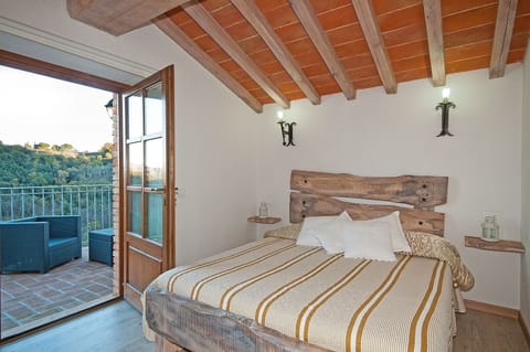Wood bedroom, overlooking a terrace with view