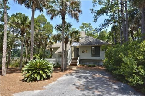 Welcome to 9 Palm Isle Court, Moss Creek.  Off street lit parking