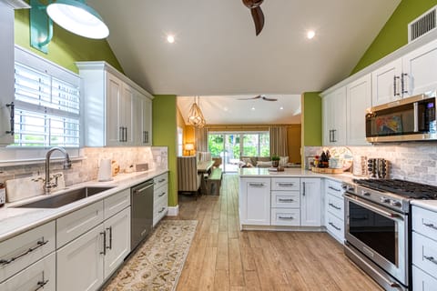 Beautiful Kitchen With Every Kitchen Accessory Needed 