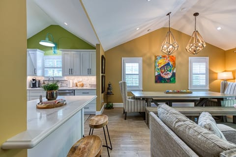 Breakfast Bar & Dining Area 