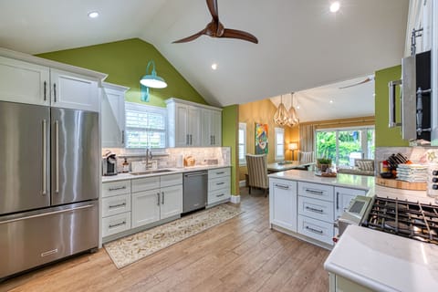 Chef's Kitchen With Stainless Appliances, Range Stove & Much More! 