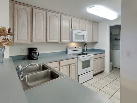 Full Kitchen w/ Laundry