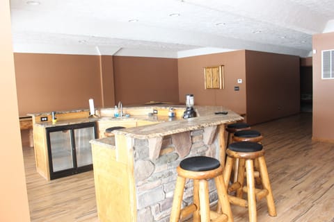 BAR AREA
LOWER FLOOR