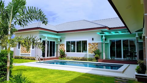 Fantastic New, Secure, Private Pool Villa, sleeps 7+, 7 minutes from Beach