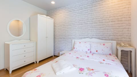 Baan SanSuk HH_2Bedroom Apt PoolView:HBE