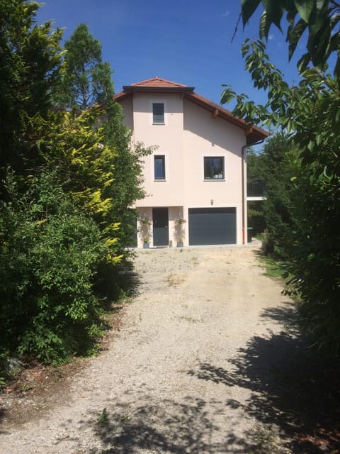 Villa Haute Savoie, l'entrée du cour