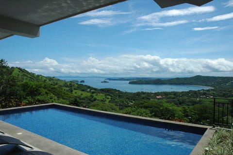 Beautiful Pool with spectacular ocean view
