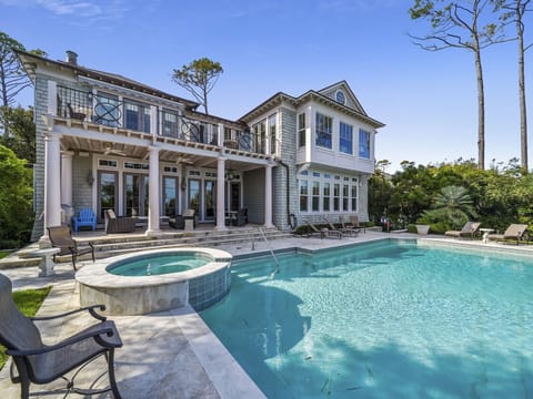 10 East Wind   Beautiful 4 Bedroom Direct Ocean Front Luxury Home