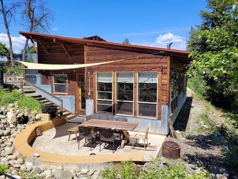 Welcome to the unique George's River House