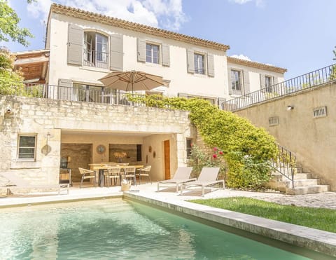 Facade bastide piscine cuisine ete bains soleil hero bastide du couchant saint remy de provence