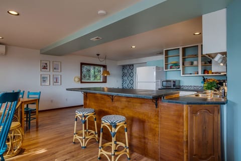 The kitchen peninsula is a great place to watch the cook in the kitchen!