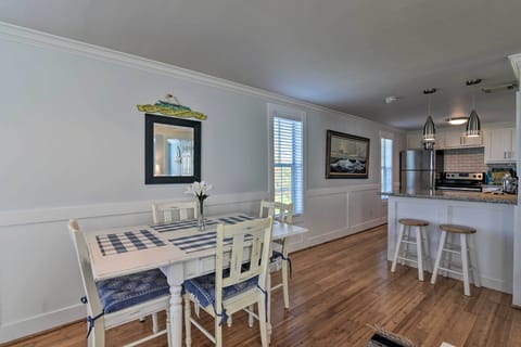 Dining Area | Dishes & Flatware Provided