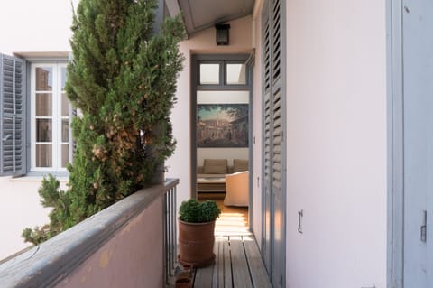 The corridor leading to the apartment door