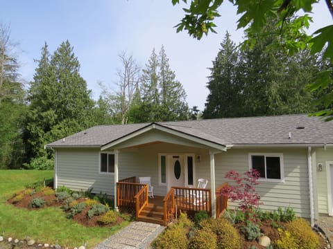 Birdsong Retreat - a little slice of bliss - 5 treed acres around the sunny yard