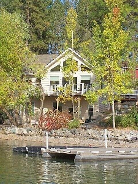 The Loft Facing The Bay With Pebble Beachfront~Parking~Entrance to Loft